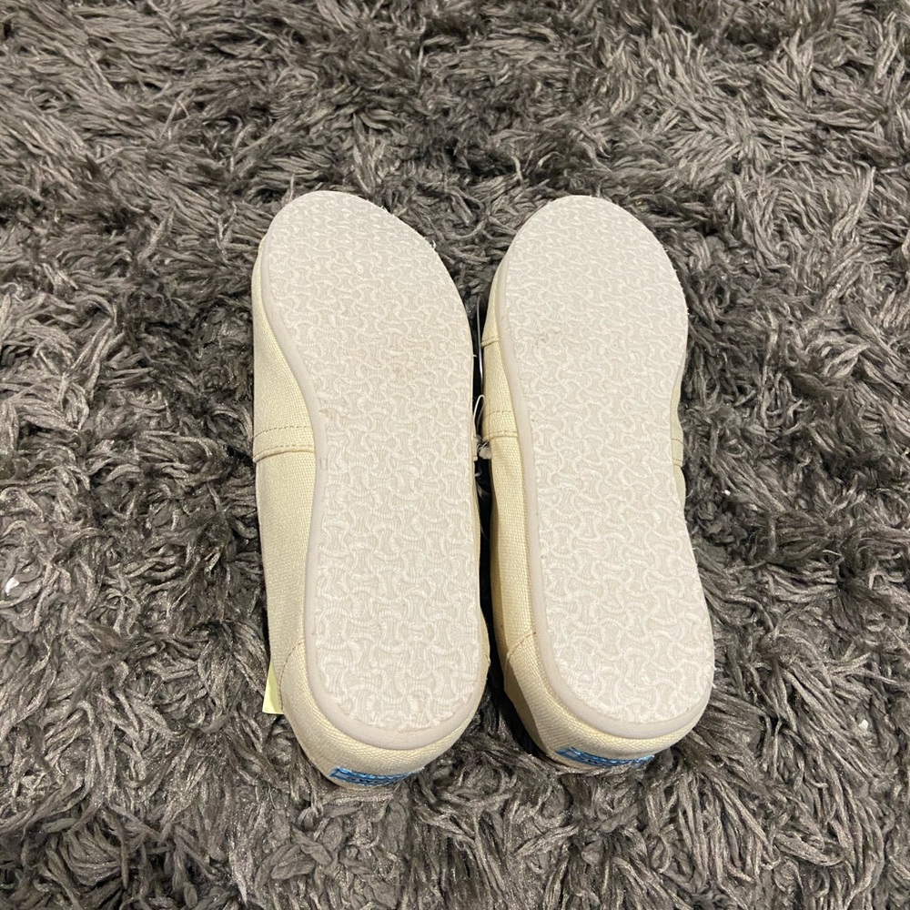 BRAND NEW Toms Flats - Picture 2 of 3